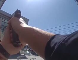 Revelan video de policías de LA disparando contra hombre con pistola falsa