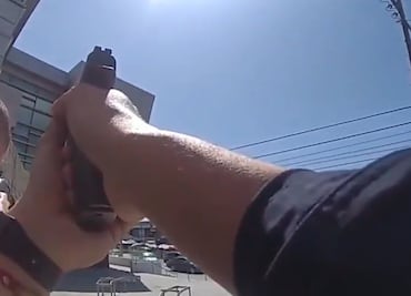 Revelan video de policías de LA disparando contra hombre con pistola falsa
