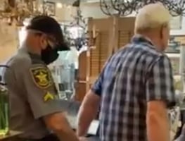 Arrestan a adulto mayor por no usar cubrebocas en tienda de Florida