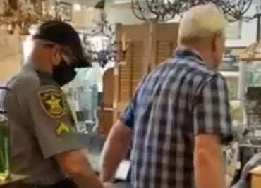 Arrestan a adulto mayor por no usar cubrebocas en tienda de Florida