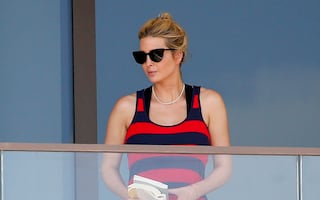 Ivanka Trump se luce con bikini negro en lujoso yate de Miami