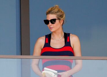 Ivanka Trump se luce con bikini negro en lujoso yate de Miami