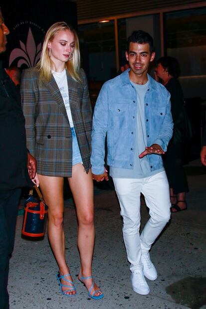 Sophie Turner deslumbra con minishort y blazer en Nueva York 