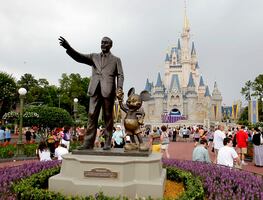 Critican a ‘YouTuber’ y a su amiga por visitar Disney World enfermas