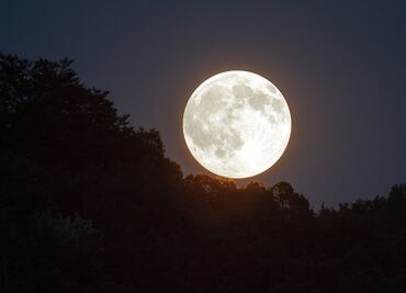 ¿Qué es, cuándo y cómo ver la Luna Rosa de abril 2022?