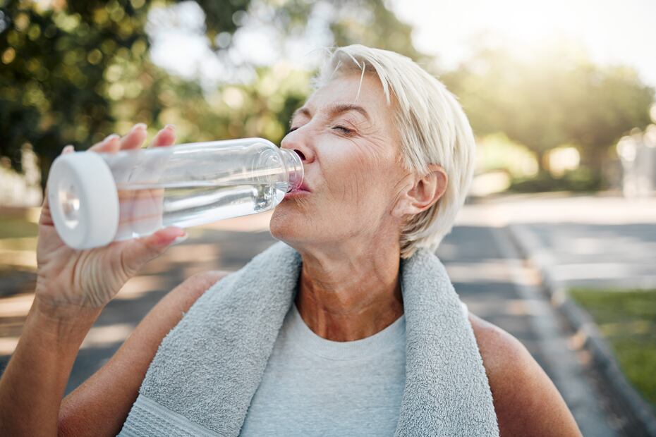 ¿Tomar agua antes de comer ayuda a bajar de peso? Esto dice la Universidad de Harvard. iStock/PeopleImages