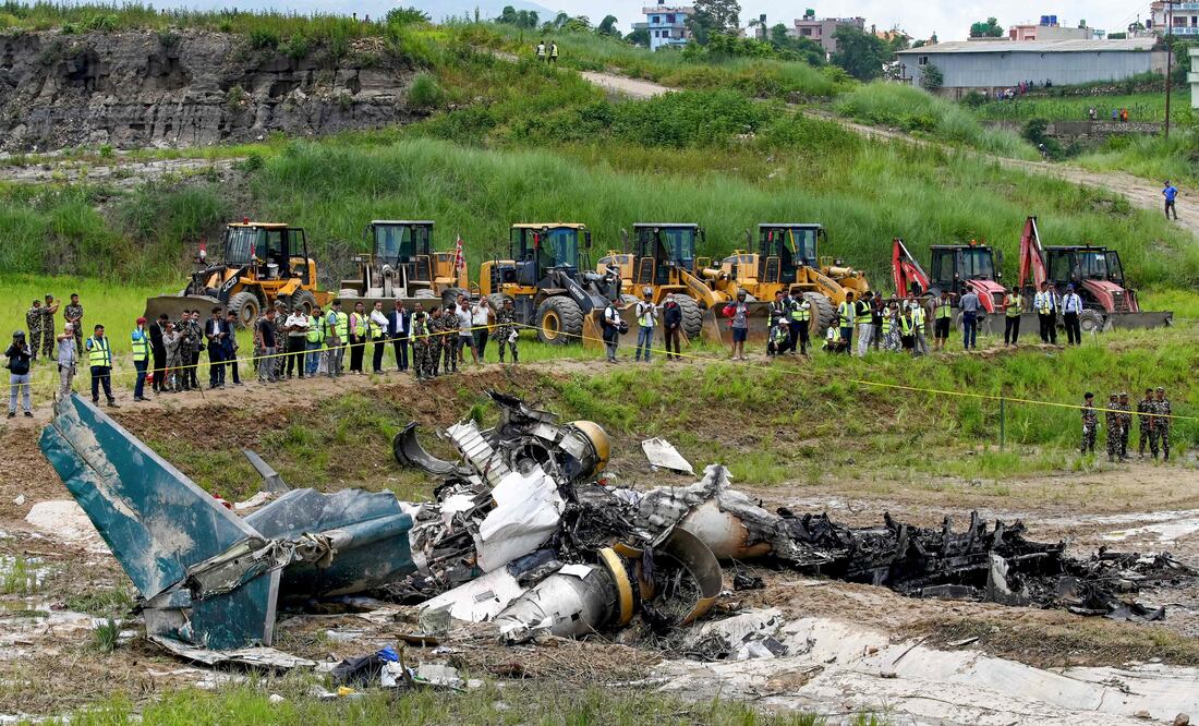 Avión se estrella al despegar en Nepal; hay 18 muertos, sólo sobrevivió el piloto. VIDEO. (Photo by Prakash MATHEMA / AFP)