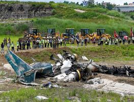 Avión se estrella al despegar en Nepal; hay 18 muertos, sólo sobrevivió el piloto. VIDEO