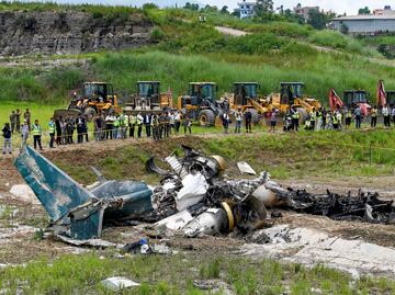 Avión se estrella al despegar en Nepal; hay 18 muertos, sólo sobrevivió el piloto. VIDEO