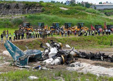 Avión se estrella al despegar en Nepal; hay 18 muertos, sólo sobrevivió el piloto. VIDEO