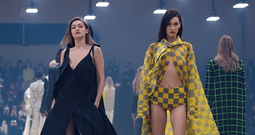 Las hermanas Gigi y Bella Hadid cautivan París con atuendos braless 