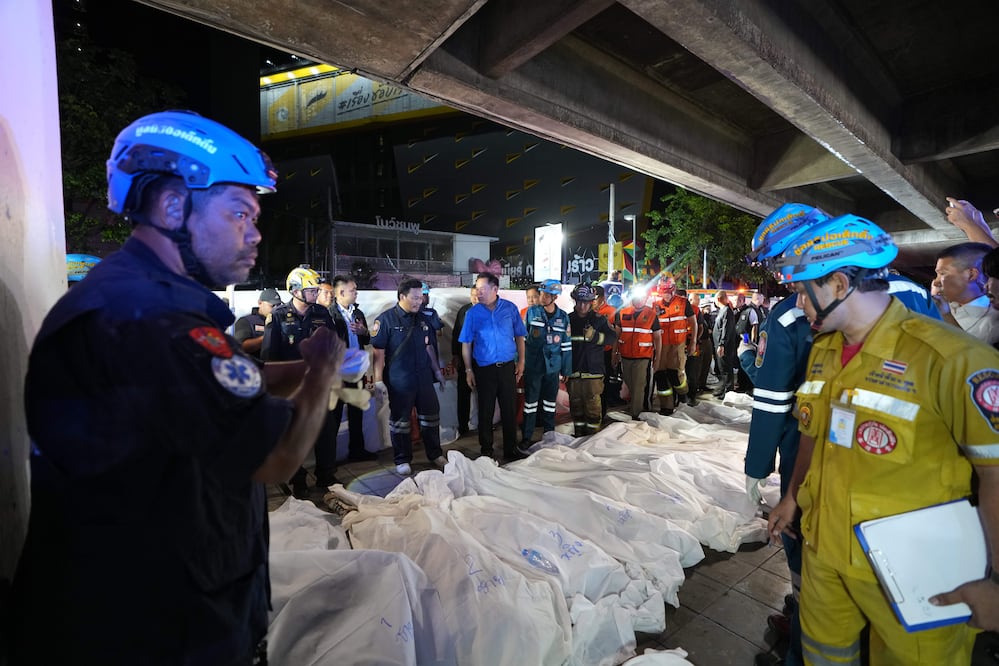 Tragedia en Bangkok: al menos 27 muertos tras el incendio de un bar. (AP foto/Sakchai Lalit)