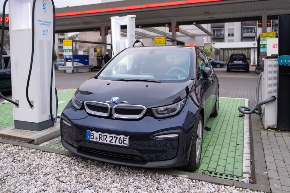 Estos son los mejores 5 automóviles eléctricos para manejar, según expertos. Foto: iSTOCK-Victor Golmer