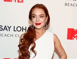 Lindsay Lohan arrasa con minifalda en sesión de fotos