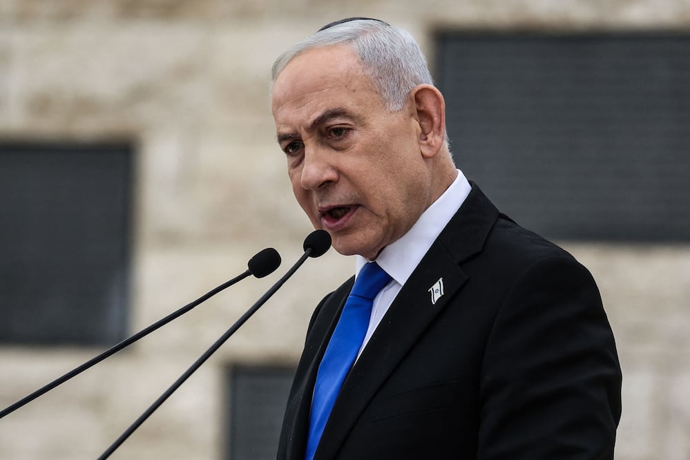 Benjamín Netanyahu ocultó radioterapia por cáncer durante meses y estalla polémica(Photo by Ilia YEFIMOVICH / POOL / AFP)