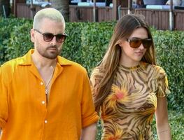 Novia de Scott Disick conquista Miami con minivestido traslúcido