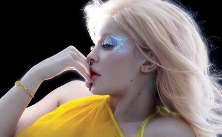 Kylie Jenner celebra sus 24 años con bikini dorado y 'body paint'