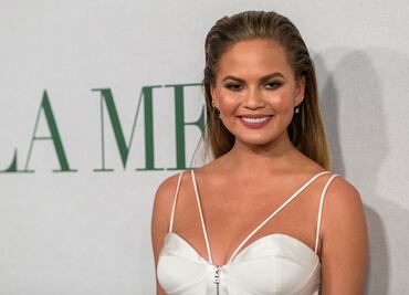 Chrissy Teigen se luce con traje de baño en playas de St. Barts