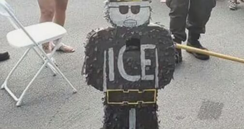 Niños golpean piñata con forma de agente de Inmigración