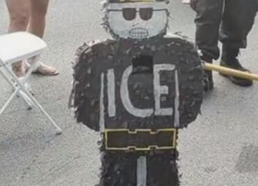 Niños golpean piñata con forma de agente de Inmigración