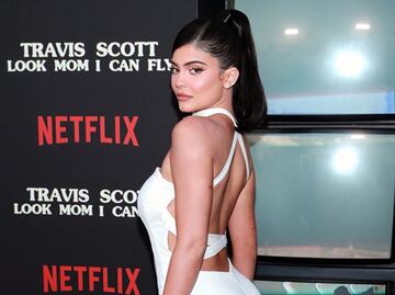 Kylie Jenner presume nuevo look y bikini en la playa