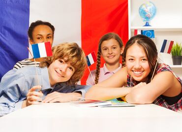 Macron refuerza valores cívicos: Uniformes escolares y el himno nacional obligatorio en Francia