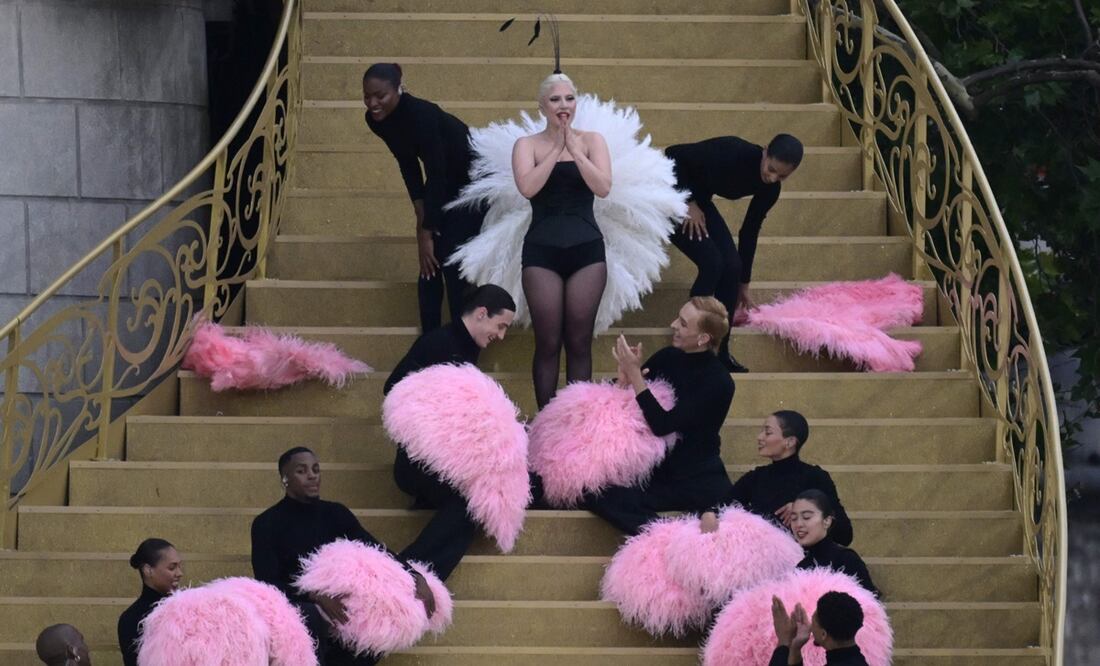Lady Gaga pone el cabaret en la ceremonia inaugural de los Juegos Olímpicos. VIDEO.  (Photo by Aris MESSINIS / AFP)