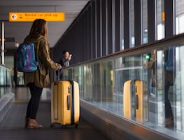Horror en el aeropuerto: Pasajera queda atrapada en banda transportadora y sufre amputación