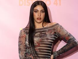 Hija de Madonna lleva las transparencias al límite con vestido largo y look braless en Madrid