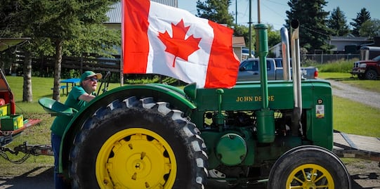 Canadá busca mexicano para trabajar con tractores; no es necesario francés ni inglés