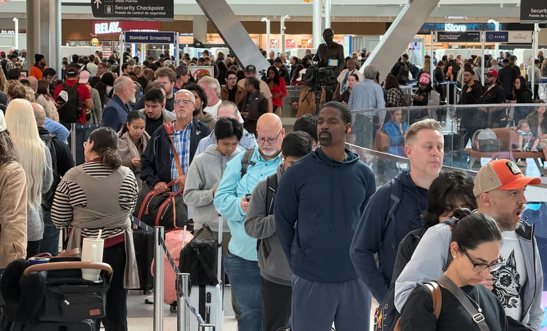 Miles de vuelos retrasados en EU por escasez de controladores: estos son los aeropuertos con más afectaciones. (AP Photo Lekan Oyekanmi)