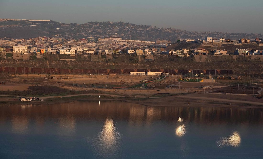 EU construye un muro sobre canal del río en Tijuana pese a tratados que lo impedían. Foto: AFP