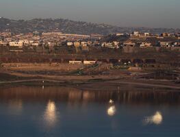 EU construye un muro sobre canal del río en Tijuana pese a tratados que lo impedían