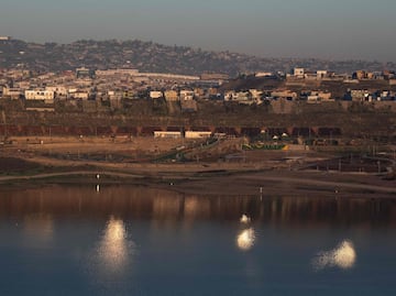 EU construye un muro sobre canal del río en Tijuana pese a tratados que lo impedían