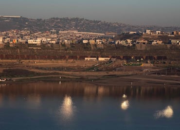 EU construye un muro sobre canal del río en Tijuana pese a tratados que lo impedían