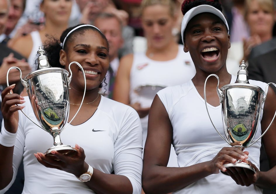 A sus 44 y 46 años, Serena y Venus Williams regresan a Wimbledon por otro título. (AP Foto/Tim Ireland, Archivo)