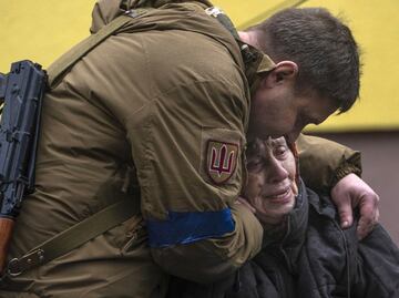 Alcaldes ucranianos desmienten retiro de tropas rusas; denuncian drama humanitario