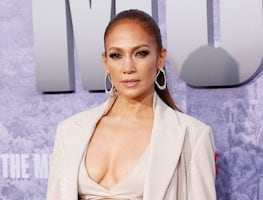 Jennifer Lopez se luce con top futurista de escote underboob durante gala en Los Ángeles