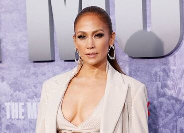 Jennifer Lopez se luce con top futurista de escote underboob durante gala en Los Ángeles