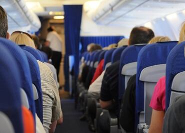 Aerolínea reduce reclinación de asientos para pasajeros