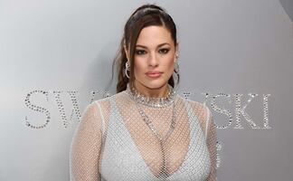 Ashley Graham modela un vestido brillante transparente y deja a la vista su lencería