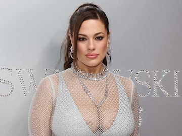 Ashley Graham se toma selfie y muestra sus curvas en traje de baño amarillo