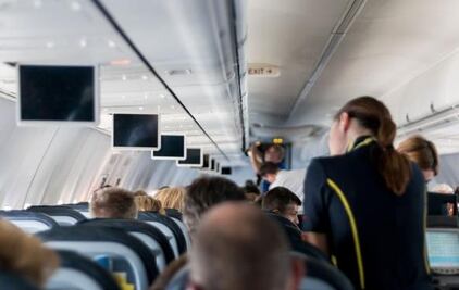 Azafatas ya no serán obligadas a usar maquillaje y falda en estas aerolíneas