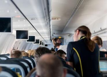 Azafatas ya no serán obligadas a usar maquillaje y falda en estas aerolíneas