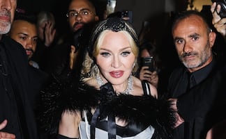 Madonna se luce como una Barbie con minivestido traslúcido a sus 66 años 