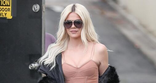 Khloé Kardashian impacta con silueta en corsé nude