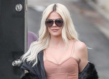 Khloé Kardashian impacta con silueta en corsé nude
