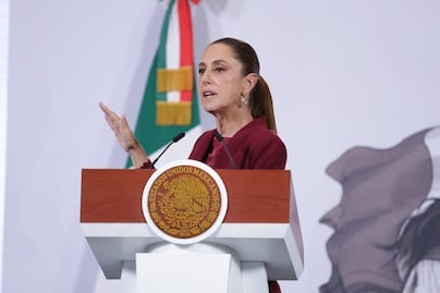 Sheinbaum llama a la calma tras bloqueos por muerte de 'El Mencho', líder del CJNG 