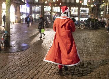 Decenas de niños expuestos a Covid tras foto con Santa en EU