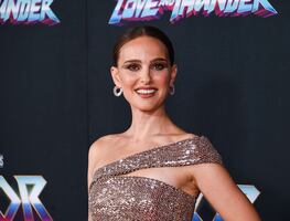 Natalie Portman luce minivestido de lentejuelas en estreno de ‘Thor: Love and Thunder’